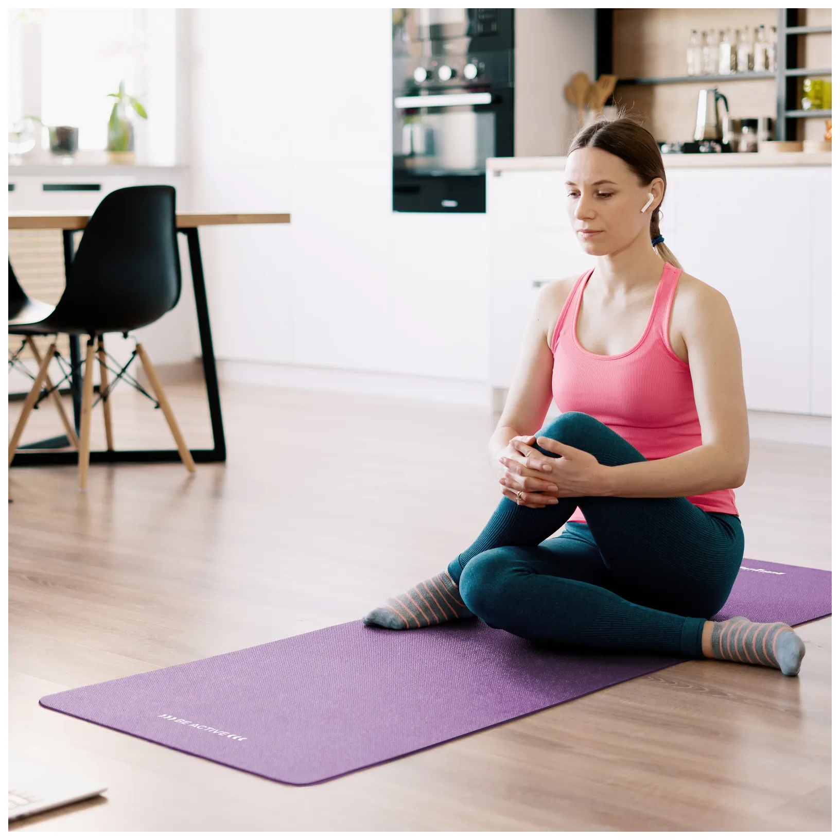 Mata gimnastyczna do ćwiczeń joga, pilates, fitness, 183x61cm, grubość 1cm, materiał NBR, fioletowa, REBEL ACTIVE - obrazek 6