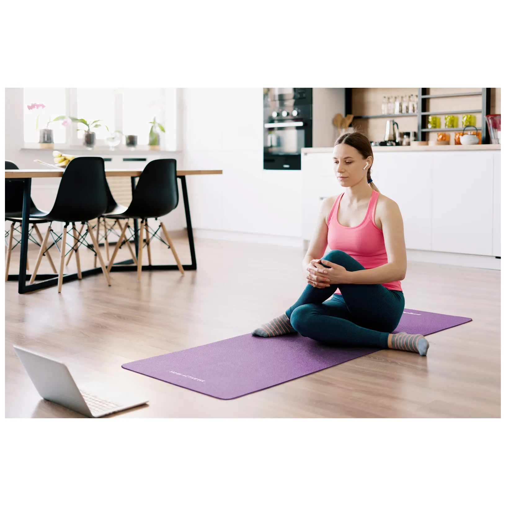 Mata gimnastyczna do ćwiczeń joga, pilates, fitness, 183x61cm, grubość 1cm, materiał NBR, fioletowa, REBEL ACTIVE - obrazek 7