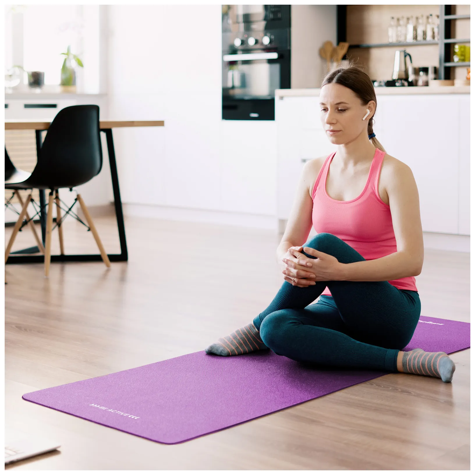 Mata gimnastyczna do ćwiczeń joga, pilates, fitness, 183x61cm, grubość 6mm, materiał TPE, fioletowa, REBEL ACTIVE - obrazek 6